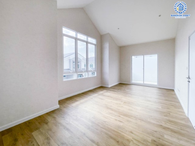 *****บ้านแฝดมือสองย่านปทุมธานี ม.เลคฟอเรสต์ ราชพฤกษ์ เนื้อที่มากถึง 38.2 ตร.ว. ฟังก์ชัน 3 ห้องนอน 2 ห้องน้ำ 2 ที่จอดรถ บ้านใหม่ ไม่เคยเข้าอยู่ วิวทะเลสาบ สภาพแวดล้อมดีมาก บนทำเลเชื่อมต่อถ.ราชพฤกษ์ ถ.345 ถ.ติวานนท์ ใกล้ทางด่วน "ศรีสมาน"